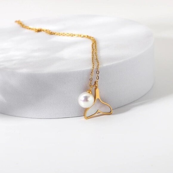 18k Gold Plated Shell Mermaid Tail Pearl Pendant Necklace - Picture 5 of 9